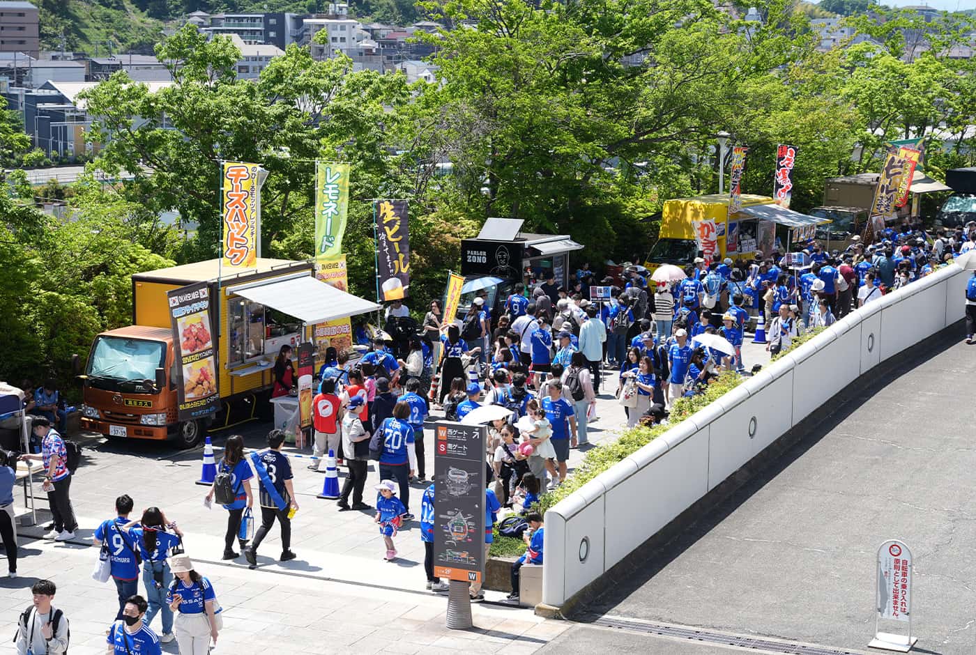 スタジアム前にずらりと居並ぶキッチンカー！