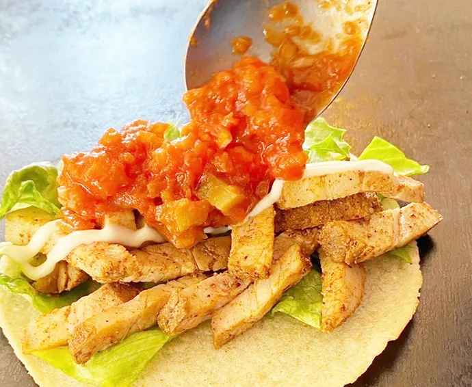 マサ粉トルティーヤの自家製鉄板焼きタコス