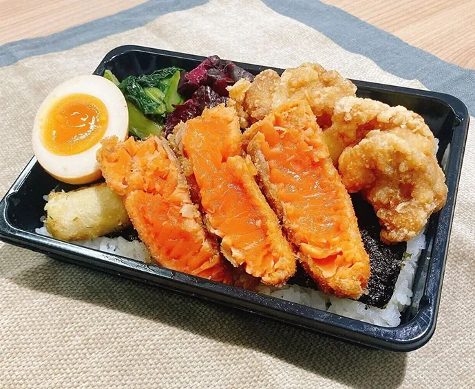 サーモンのレアカツ海苔弁当