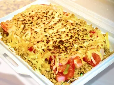 チーズをのせたライス料理のスタジアムグルメ