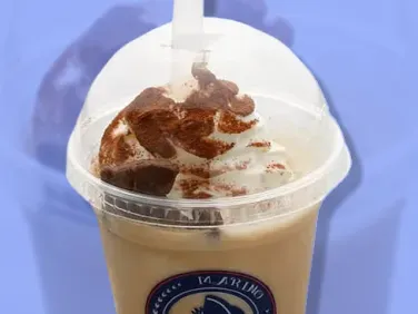 クリームをのせたアイスドリンクのスタジアムグルメ