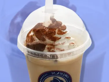 クリームをのせたアイスドリンクのスタジアムグルメ