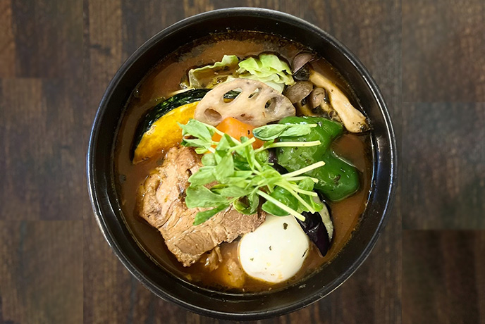 豚の角煮と野菜、玉子のスープカレー