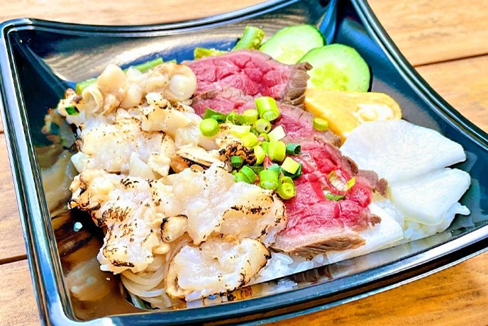 牛たたきと帆立丼